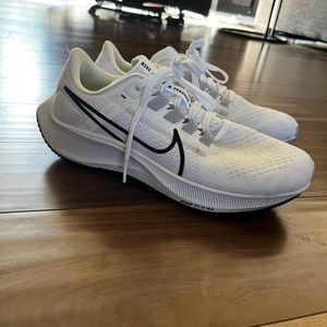 Women’s Size 8 Nike Pegasus Shoes